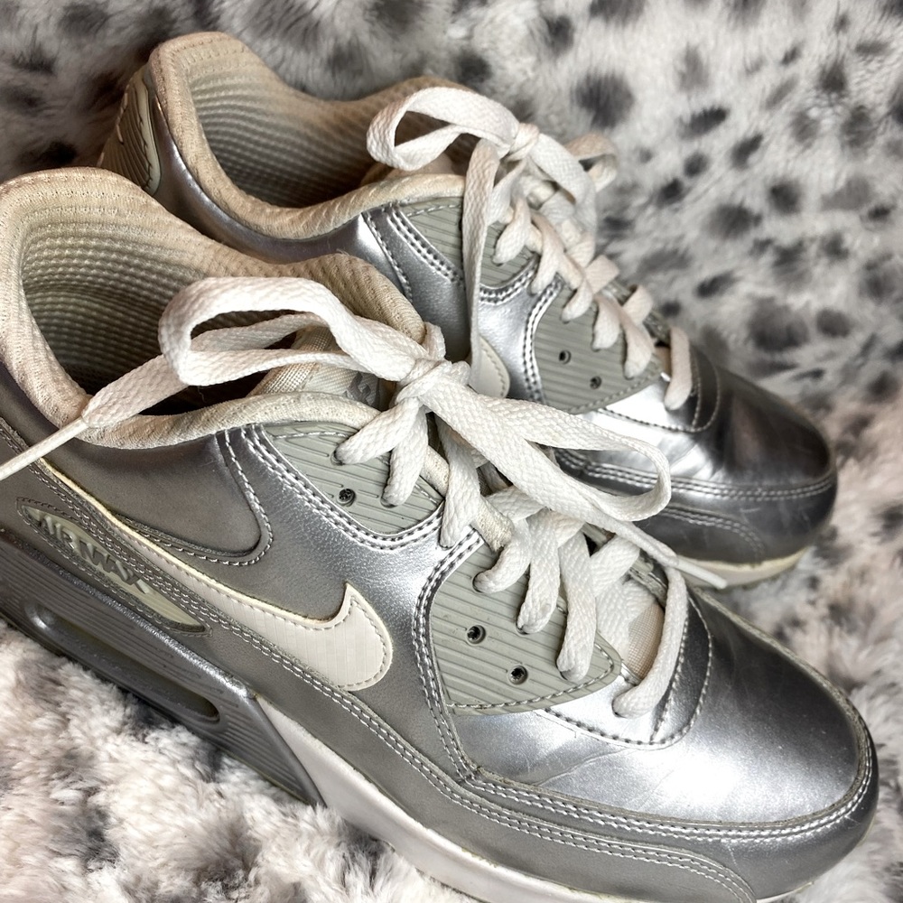 nike sneakers! the are being reposhed they have barely been worn well condition